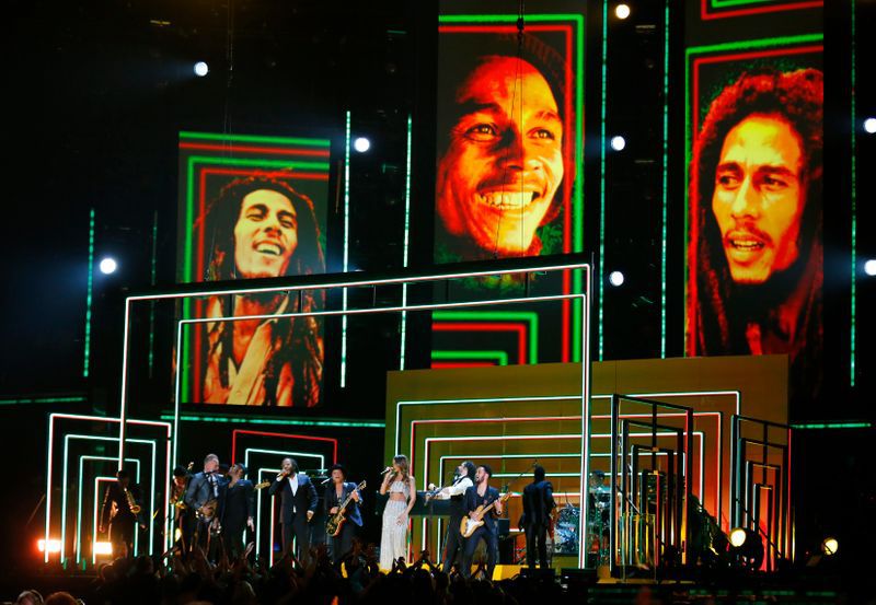 Artistas homenajean a Bob Marley en los Grammy, Los Ángeles, EEUU, 10 febrero 2013.
REUTERS/Mike Blake