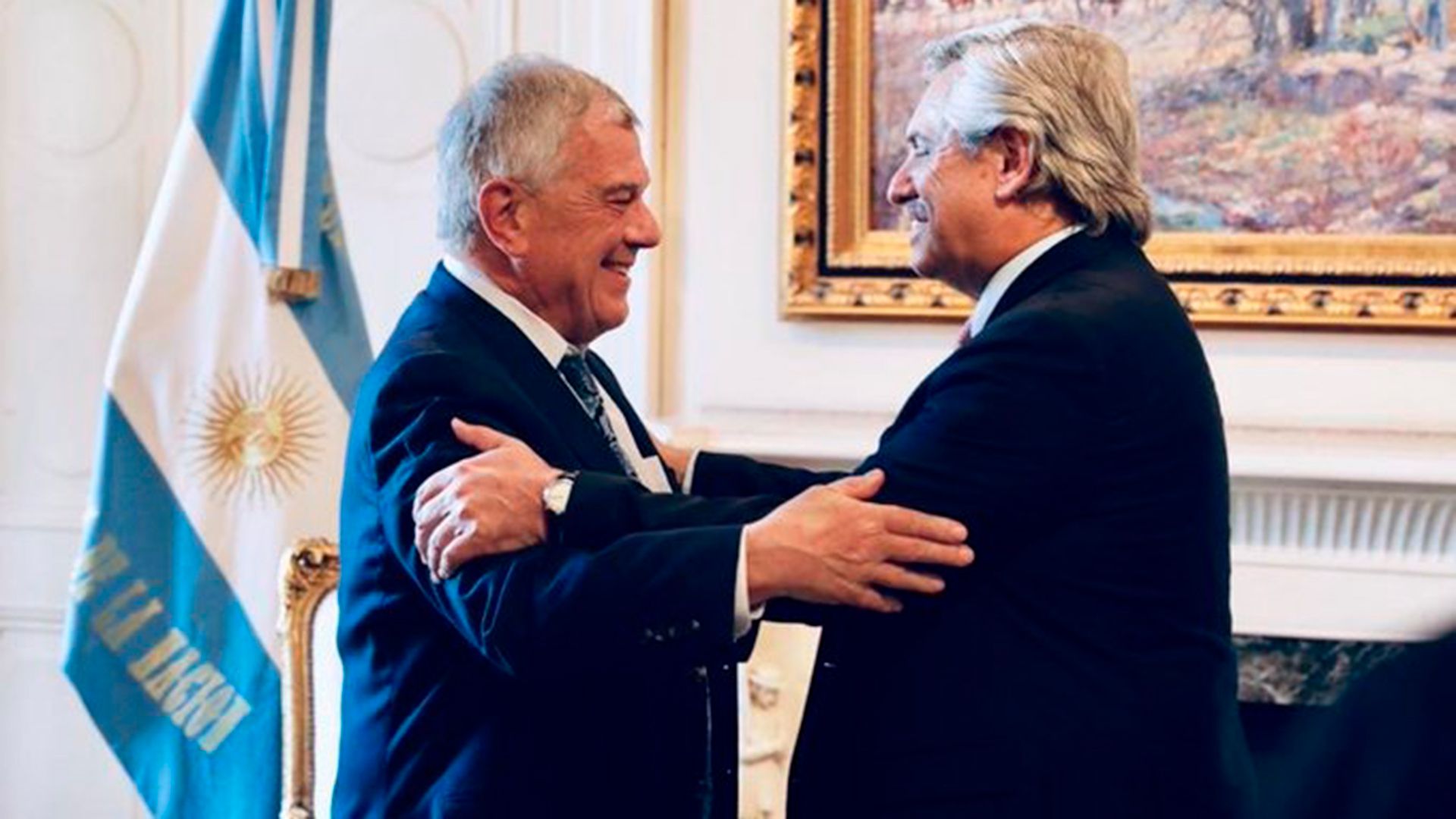 Alberto Fernandez saluda al Secretario de Estado adjunto para Asuntos del Hemisferio Occidental, Michael Kozak, antes del almuerzo en la Casa Rosada