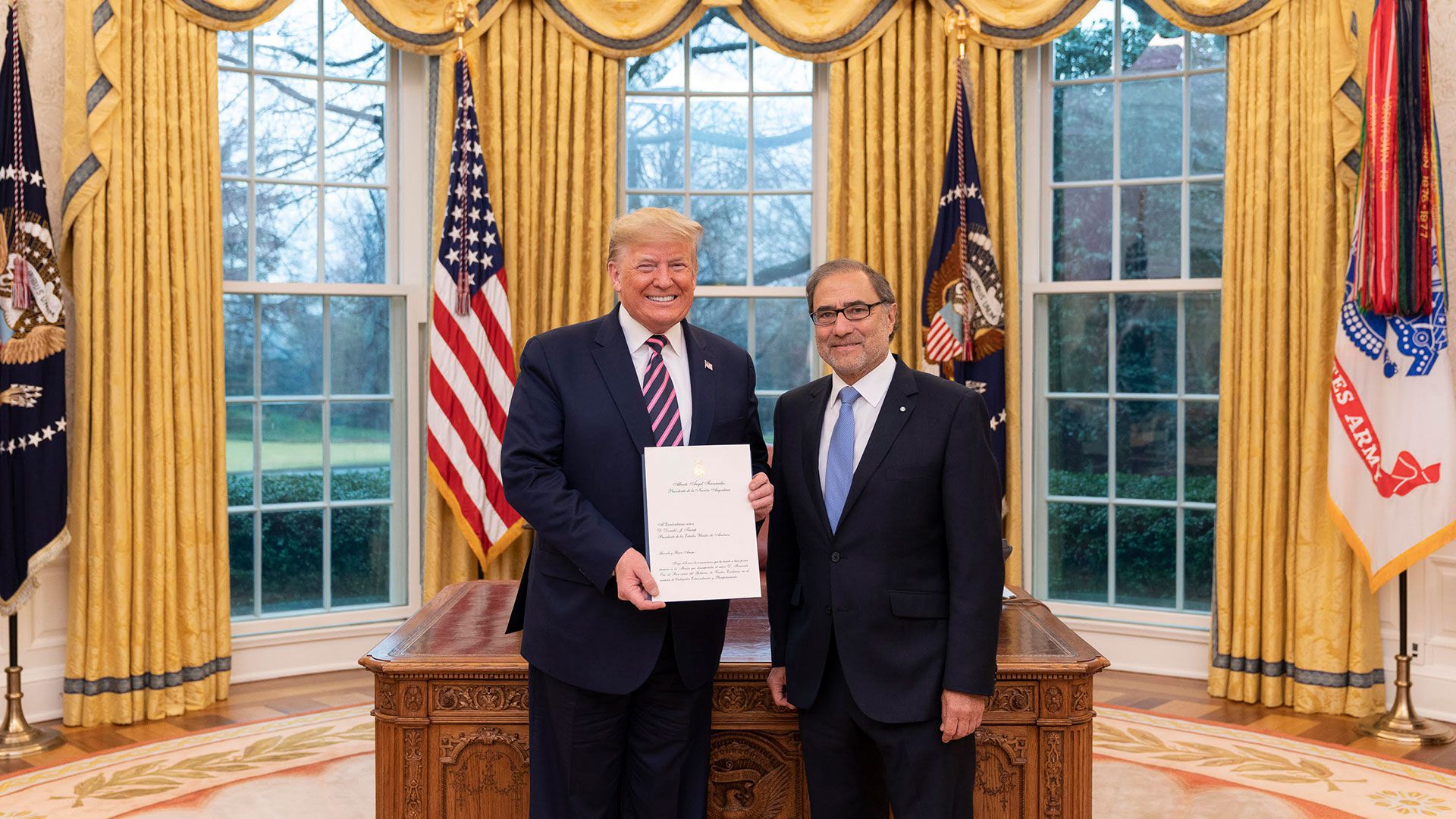 Donald Trump recibió a Jorge Arguello en el Salón Oval cuando fue aceptado como embajador argentino en los Estados Unidos