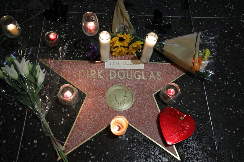 Flores y velas rodean a la estrella del actor Kirk Douglas en Hollywood Boulevard y Vine en Los Ángeles, California, EEUU 5 de febrero de 2020. REUTERS/Chris Helgren