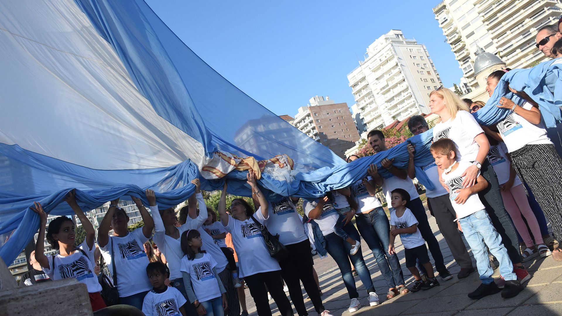 Integrantes de FuSCA y la Federación Argentina de Enfermedades Poco Frecuentes (FADEPOF) estuvieron presentes esta mañana desde las 8 en el Monumento a la Bandera en Rosario 