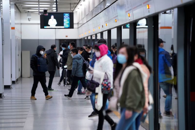 Personas usan máscaras en una estación de metro en la mañana después de las vacaciones extendidas del Año Nuevo Lunar causadas por el brote de coronavirus, en Shanghai, China. 10 de febrero de 2020. REUTERS/Aly Song