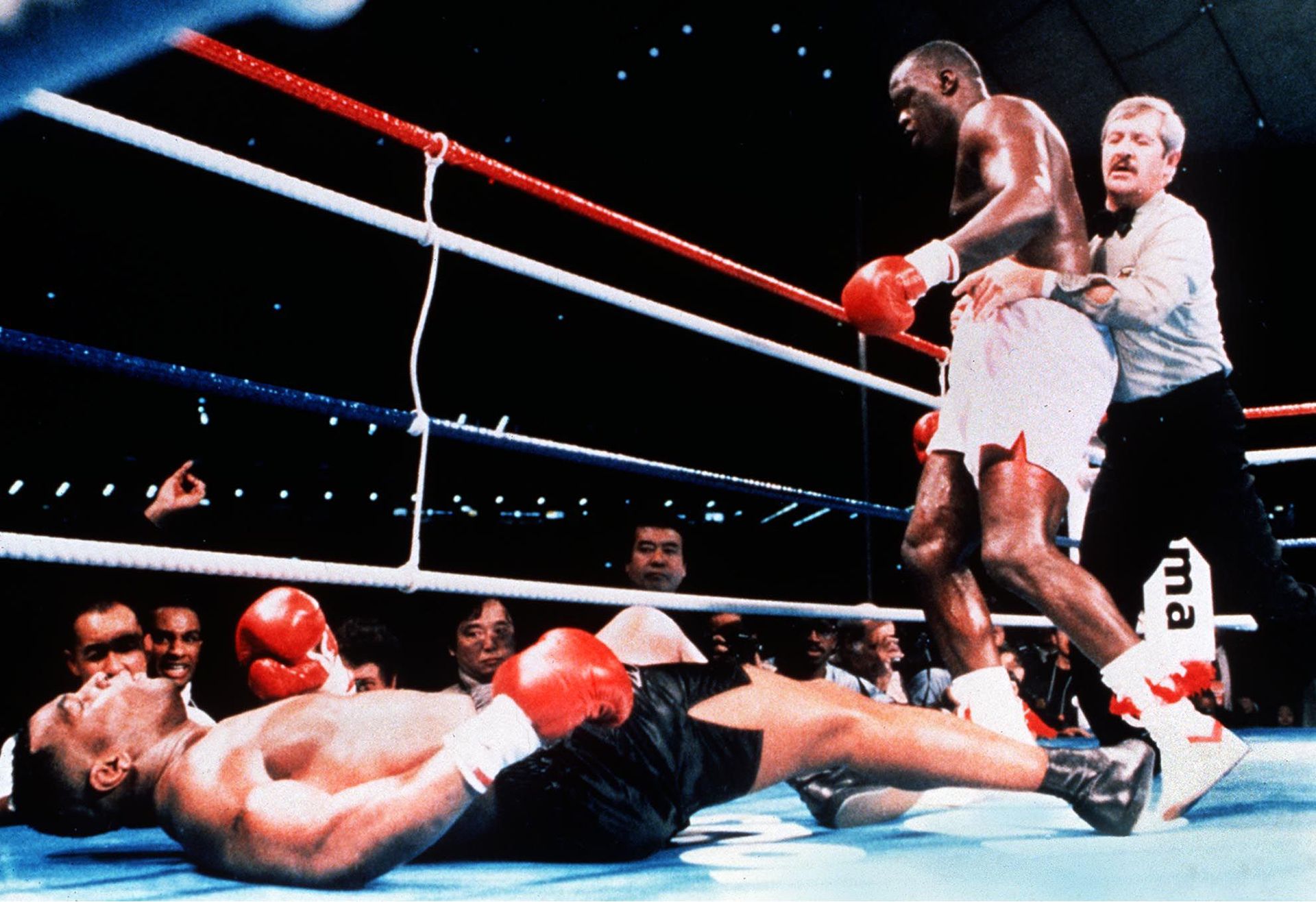 Una imagen emblemática: Tyson en el suelo y Buster Douglas a punto de celebrar (Foto: Shutterstock)