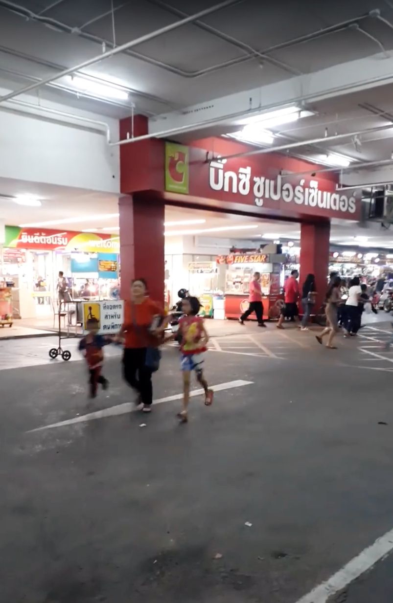 Personas huyen del centro comercial. Songyost Suwanachim/via REUTERS.