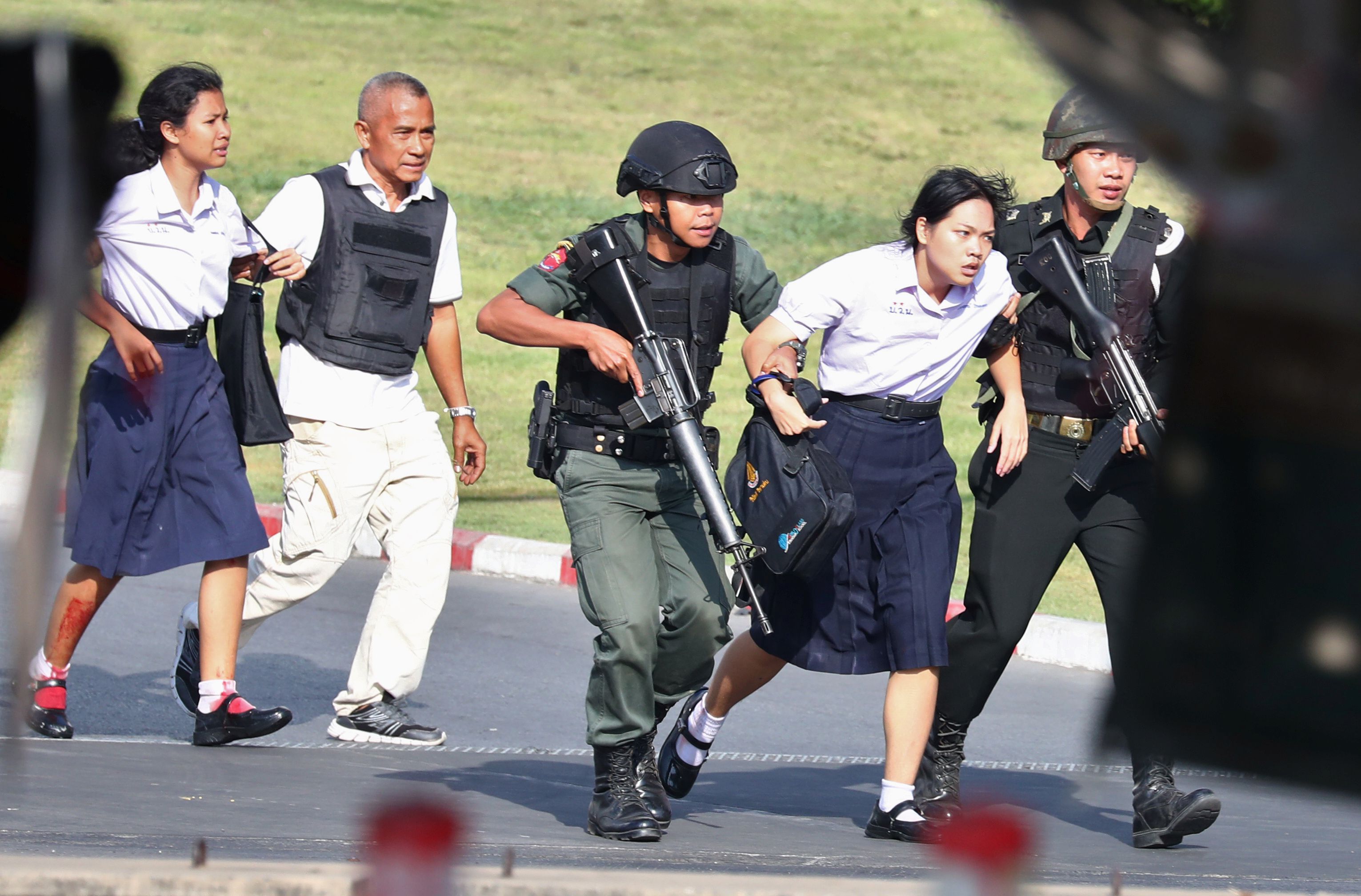 Las autoridades ayudaron a las personas a escapar del centro comercial. REUTERS/Athit Perawongmetha