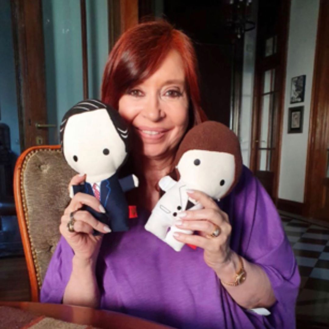 Cristina Kirchner posa con los muñequitos que le regaló la hija de Chávez