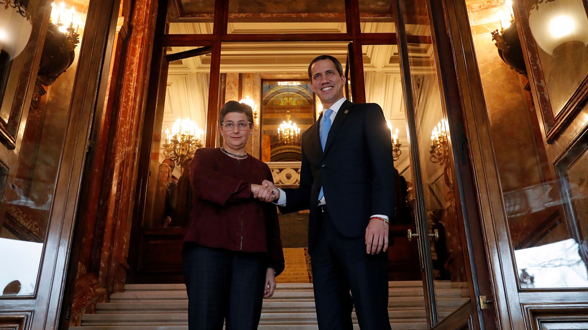 Arancha González y Juan Guaidó (REUTERS)