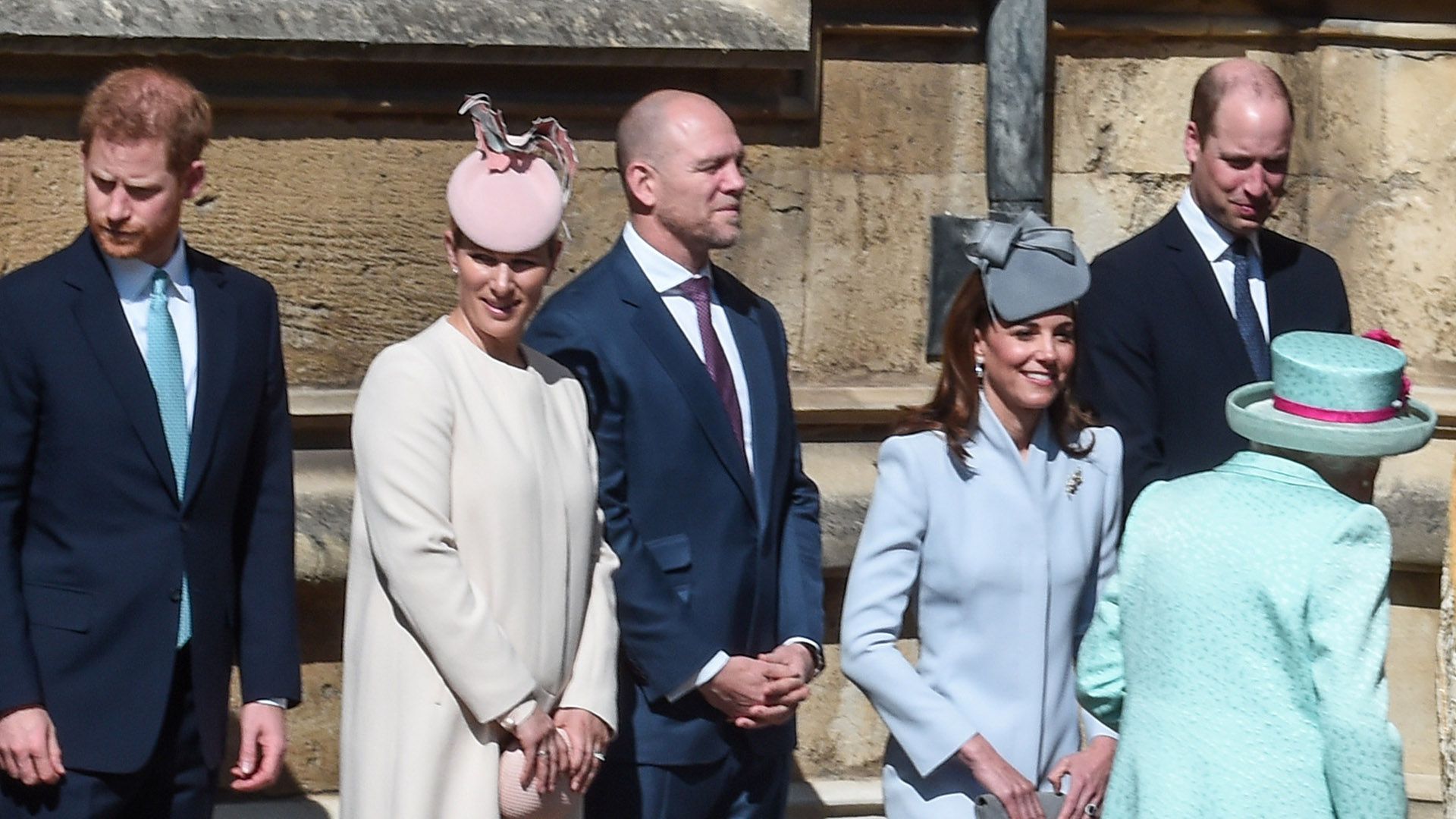 Harry, Zara y Mike Tindall, y los duques de Cambridge con la reina Isabel II en 2019 (REUTERS)