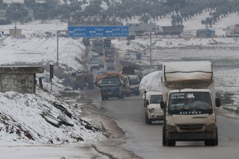 Desplazados viajan en camiones con sus pertenencias en Azaz, Siria. 13 de febrero 2020. REUTERS/Khalil Ashawi