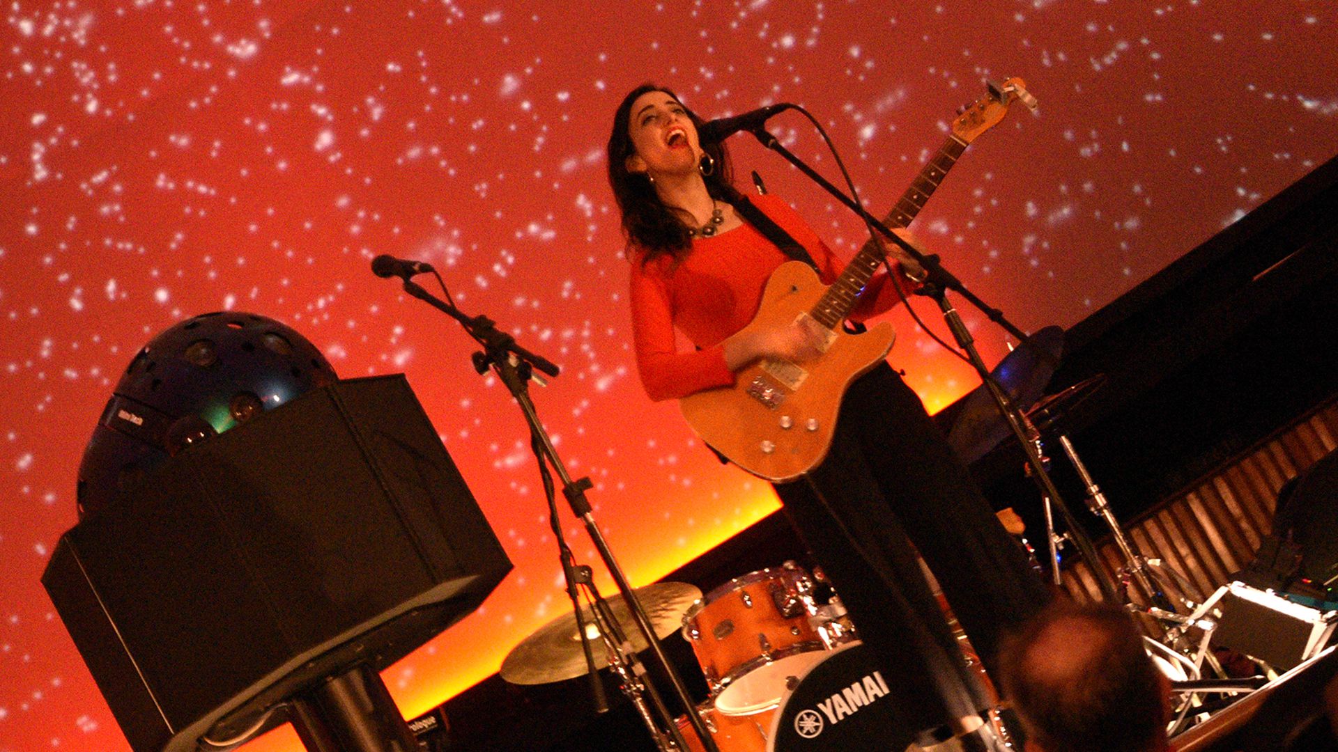 Mostrando canciones de “Intuición” en el domo del Planetario Galileo Galilei de Buenos Aires (Nacho Gump)