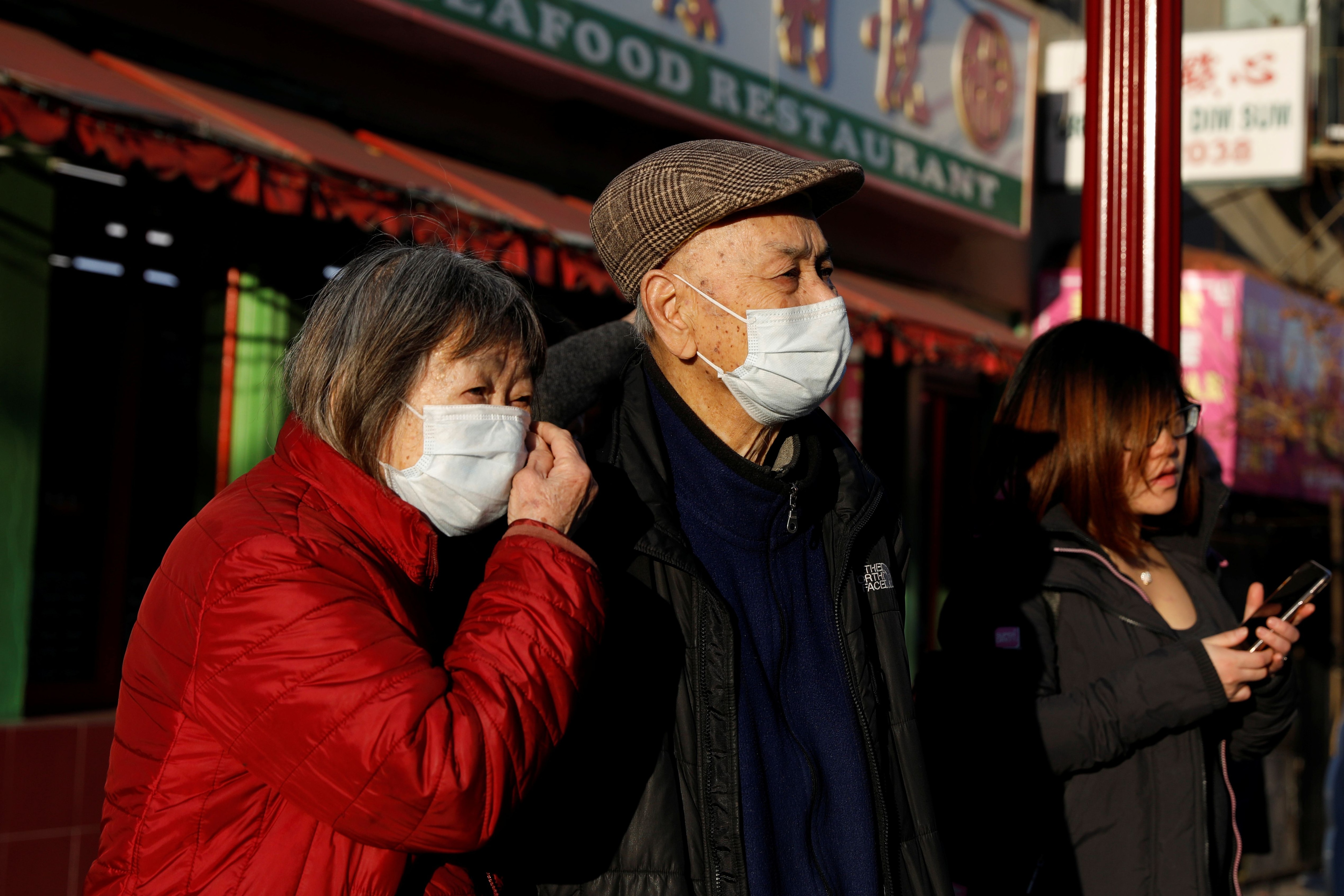 Personas usando mascarillas en el Barrio Chino de San Francisco en Estados Unidos 
