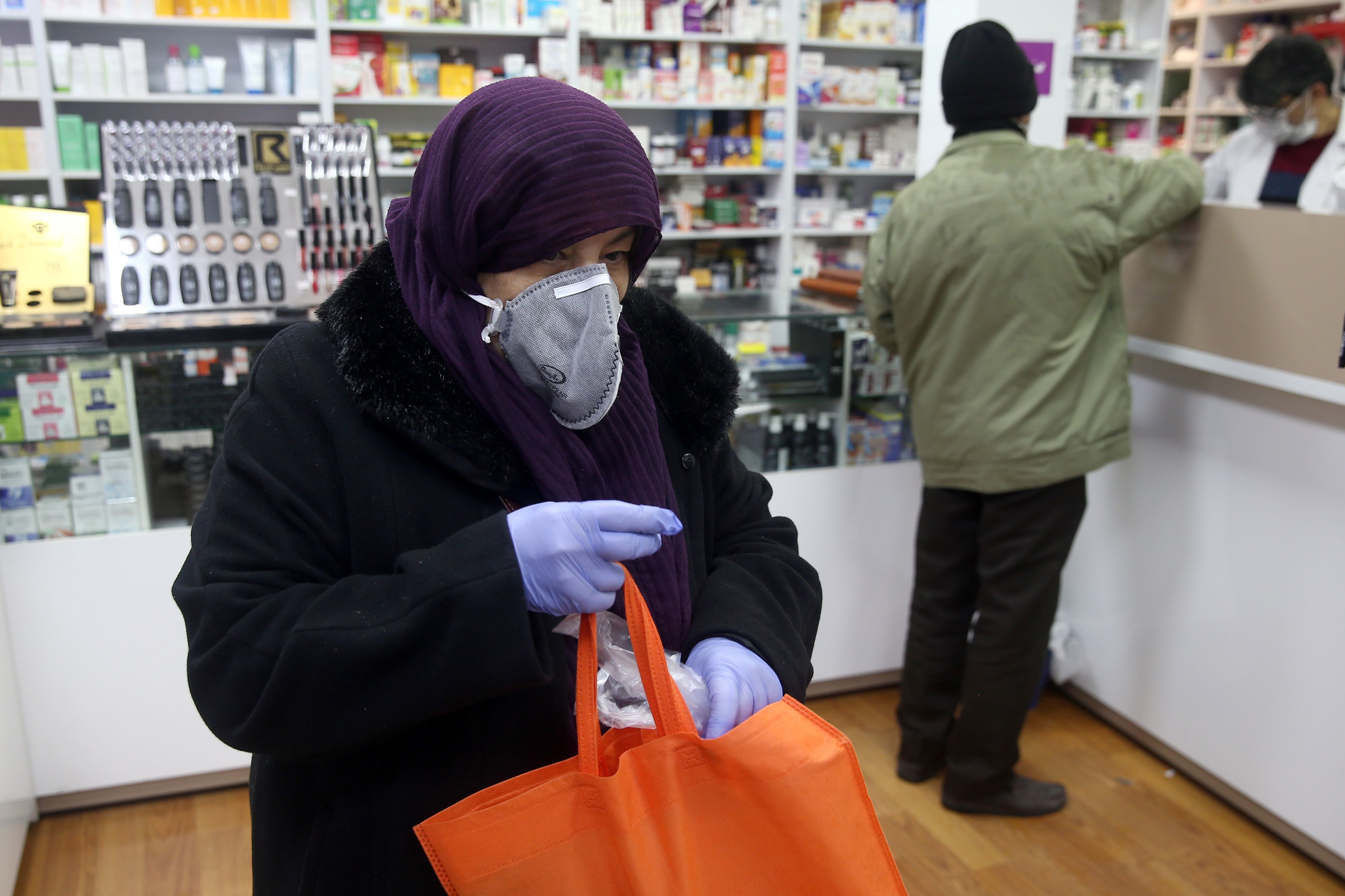 Una cliente de una farmacia en Teherán (Reuters)