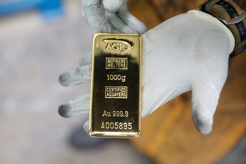 Imagen de archivo de un empleado mostrando un lingote de 1 kilo de oro en la firma AGR (African Gold Refinery) en Entebbe, Uganda. 4 octubre 2018.