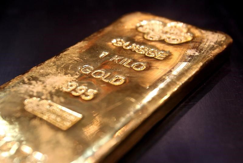 Foto de archivo de una barra de oro de un kilo en una tienda en Dubái. 11 de abril de 2006. REUTERS/Tamara Abdul Hadi.