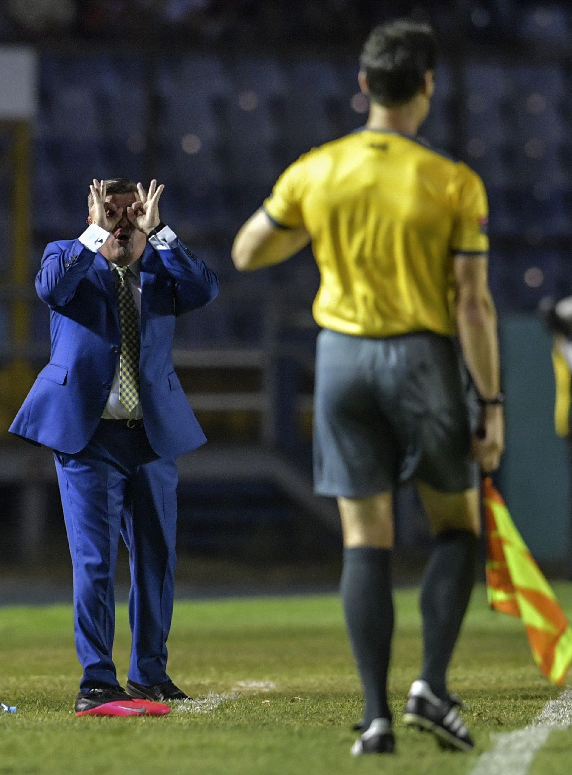 Miguel Herrera se quejó del arbitraje del primer partido (Foto: AFP)