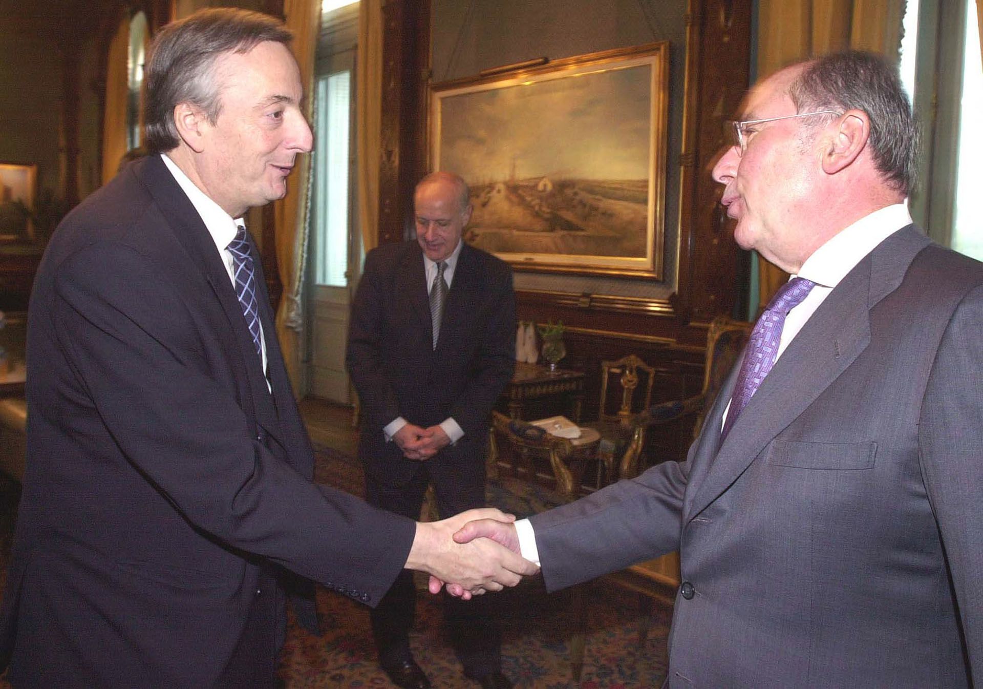 Kirchner estrecha la mano de Rodrigo Rato, director del FMI, cuando todavía aceptaba el envío de misiones de revisión del organismo