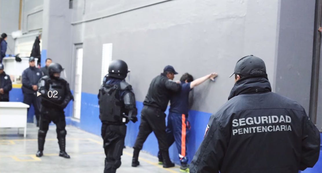 Al llegar a la cárcel, el narcotraficante fue registrado por los policías (Foto: captura de pantalla Latinus)