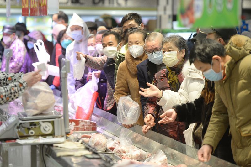 Clientes que usan máscaras faciales compran en un supermercado después de un brote del nuevo coronavirus en Wuhan, China. 10 de febrero de 2020. China Daily/via REUTERS