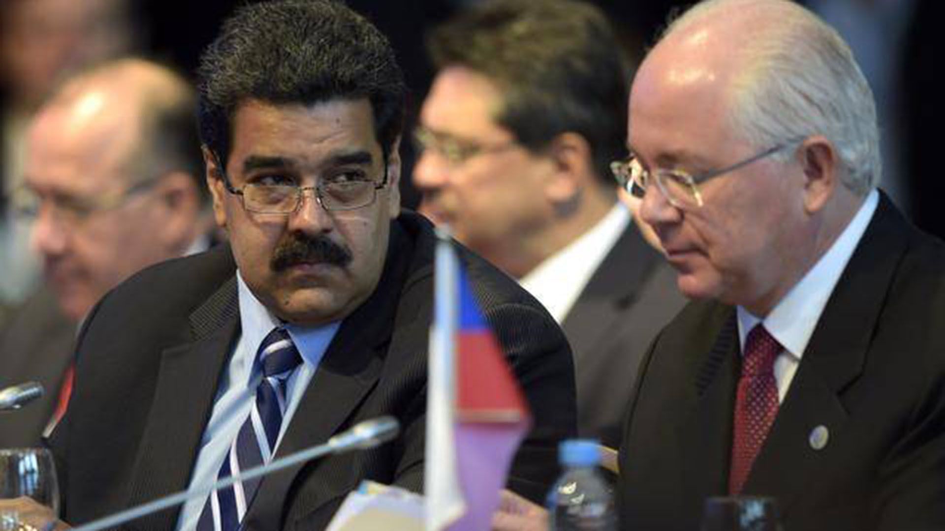 Rafael Ramírez junto a Nicolás Maduro