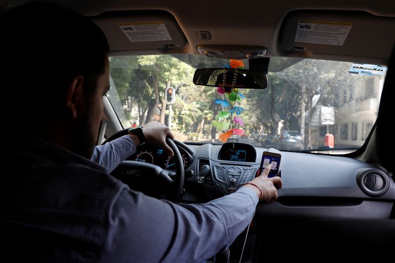 Imagen de archivo ilustrativa de un conductor de Uber revisando la ruta en un teléfono móvil dentro de su automóvil en Ciudad de México, México. 6 de febrero, 2018. REUTERS/Carlos Jasso/Archivo