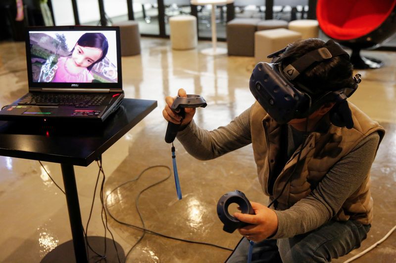 Lee Hyun-suk, director de Vive Studios, prueba un simulador de realidad virtual en las oficinas de la compañía en Seúl, Corea del Sur. 13 de febrero, 2020. REUTERS/Heo Ran