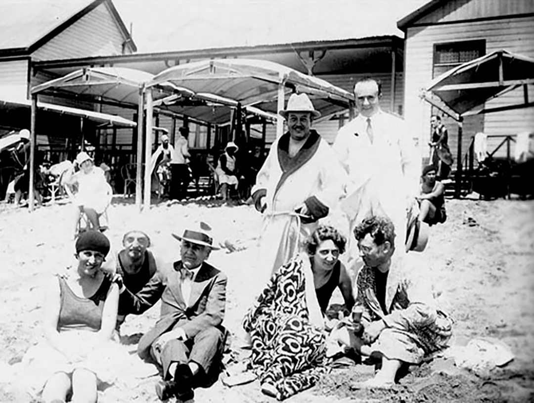 Turistas en la playa en 1930