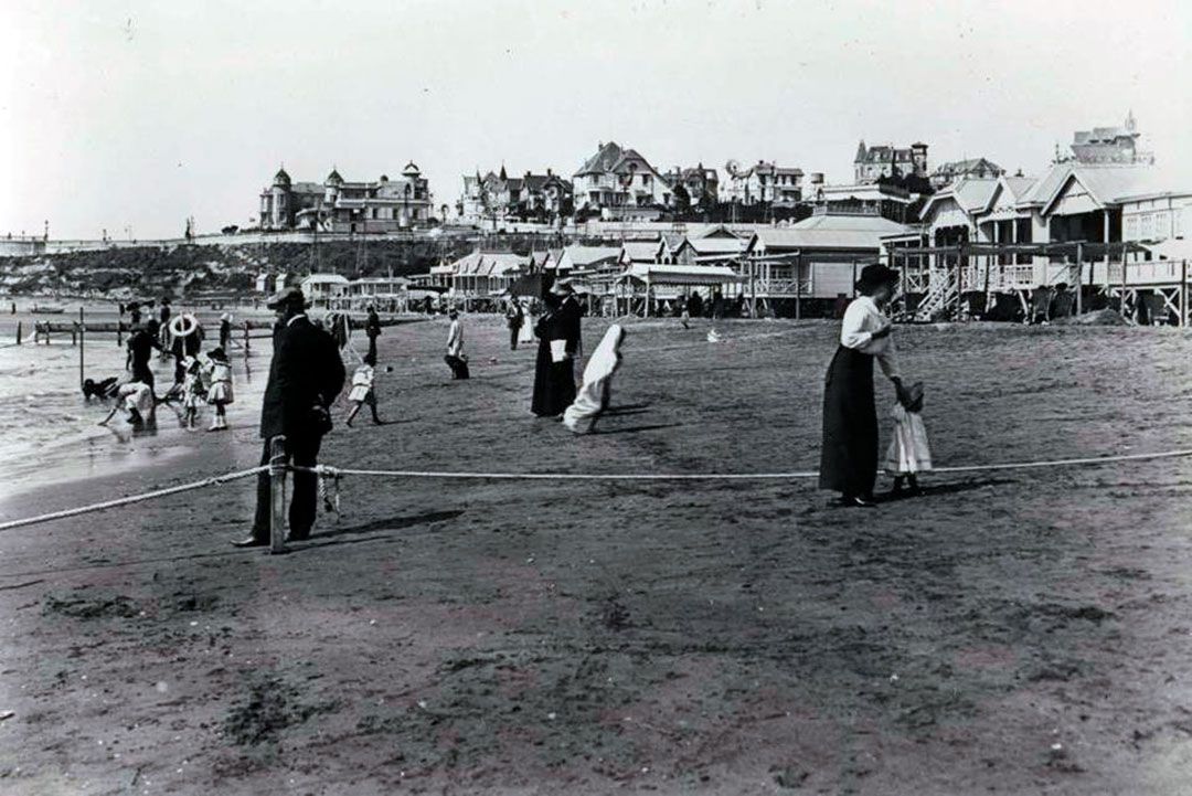 Playa Bristol (ca. 1910). El cuerpo debía estar completamente cubierto y los varones, separados de las mujeres