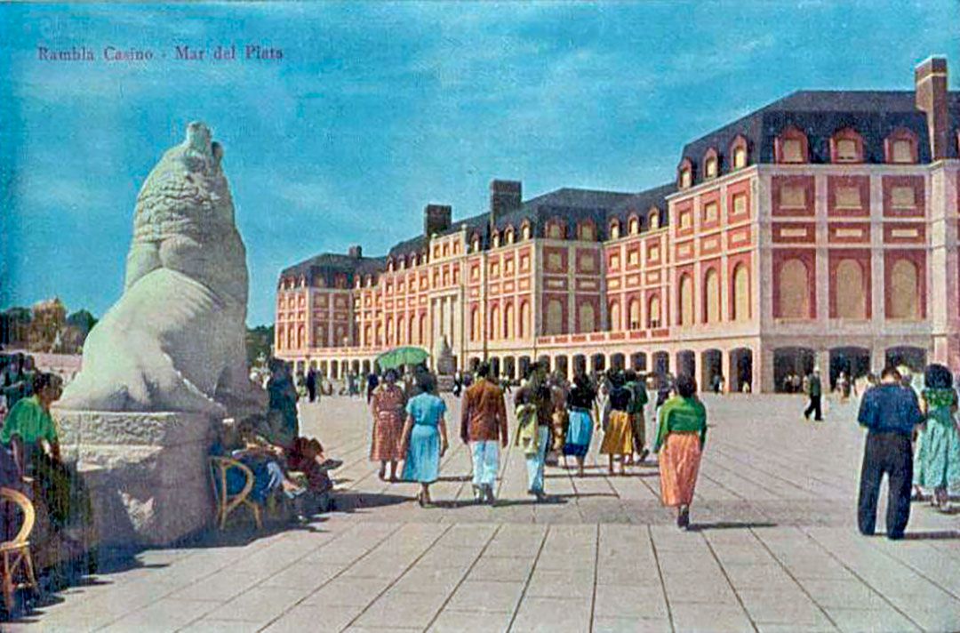 Vista de la Rambla Casino de Mar del Plata, con las esculturas de lobos marinos del artista José Fioravanti, y el edificio del Gran Hotel Provincial diseñado por Alejandro Bustillo y terminado en 1950