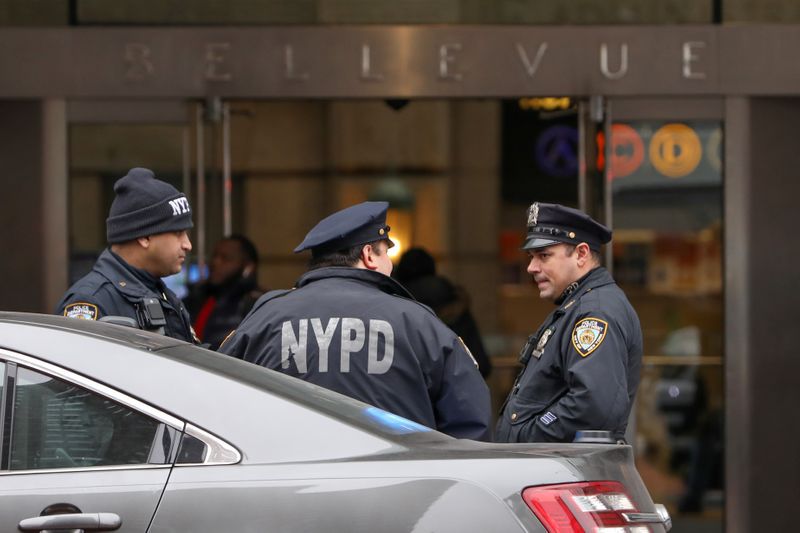 Agentes de la policía de Nueva York están afuera del Centro Hospitalario Bellevue, Manhattan, 25 febrero 2020.
REUTERS/Andrew Kelly