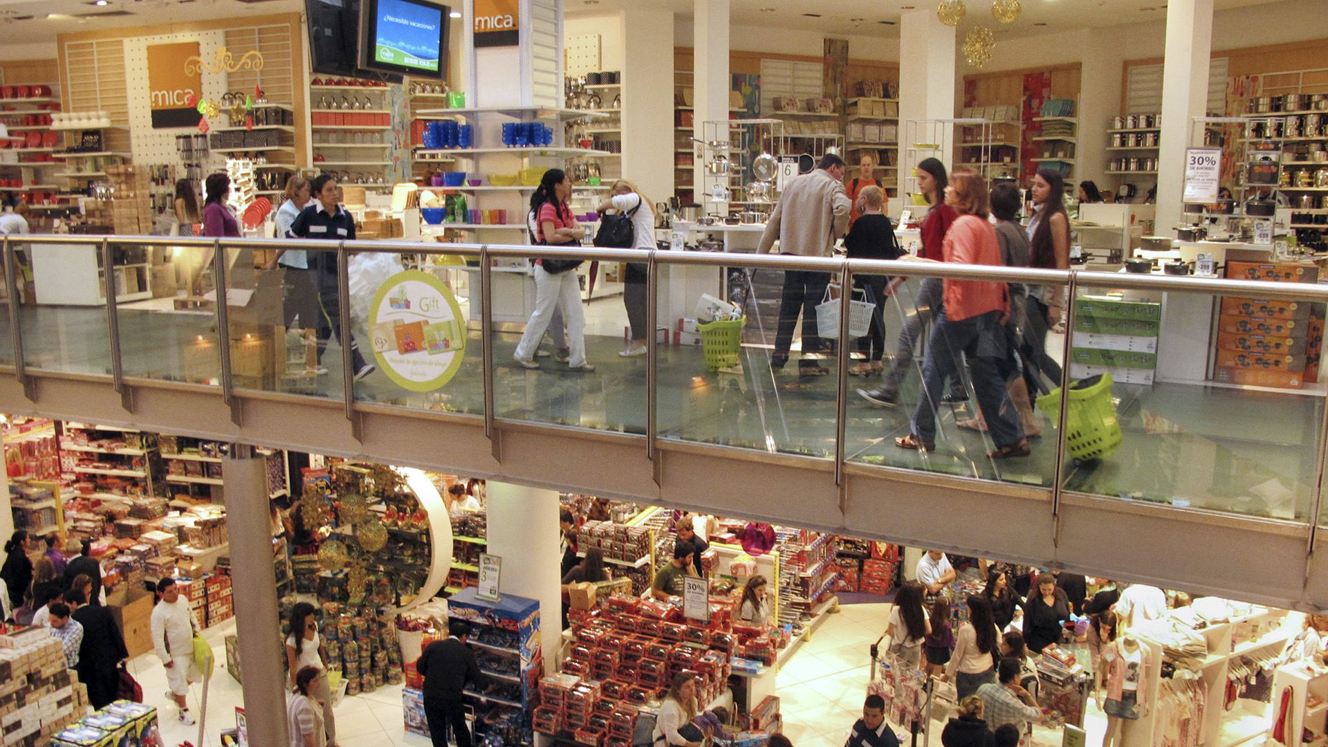Los consumidores se volcaron masivamente a acumular stock en los supermercados