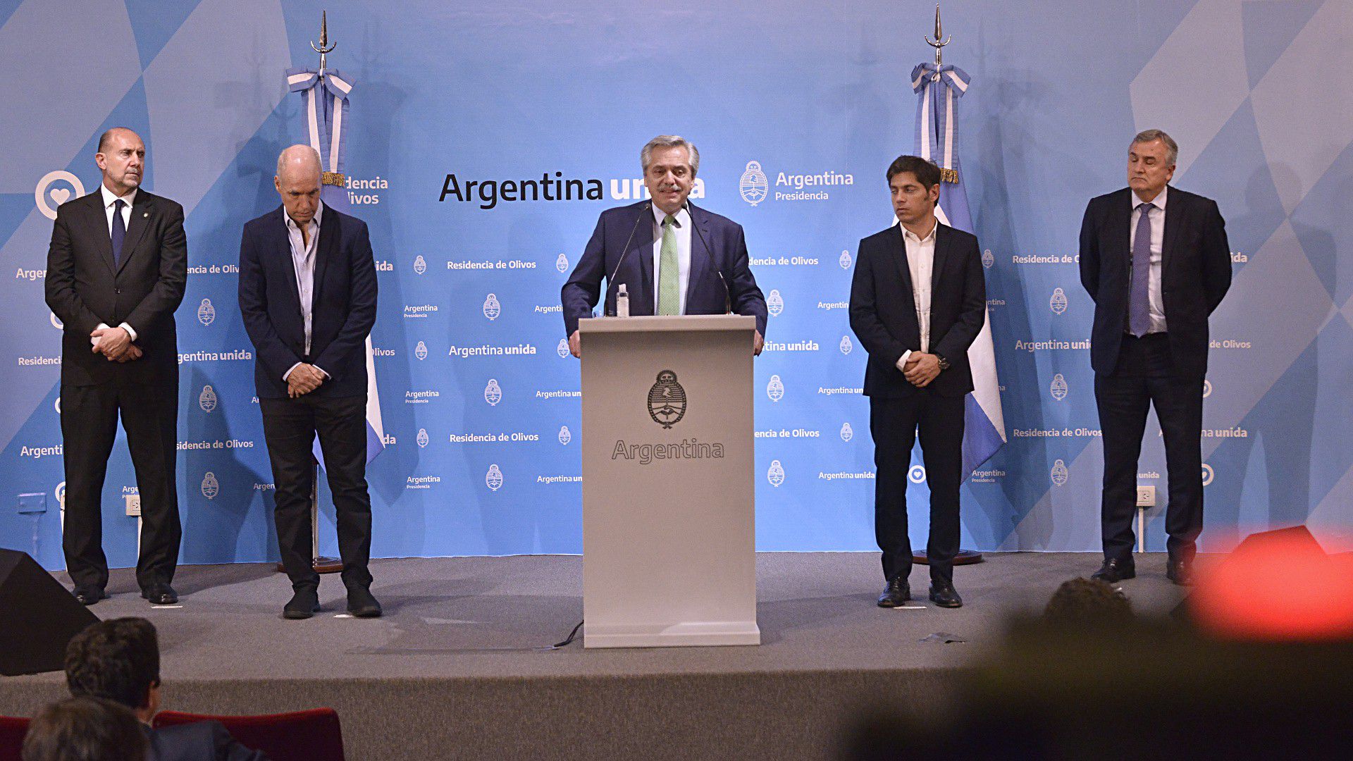 Alberto Fernández hizo el anuncio rodeado de Omar Perotti, Horacio Rodríguez Larreta, Axel Kicillof y Gerardo Morales (Gustavo Gavotti)