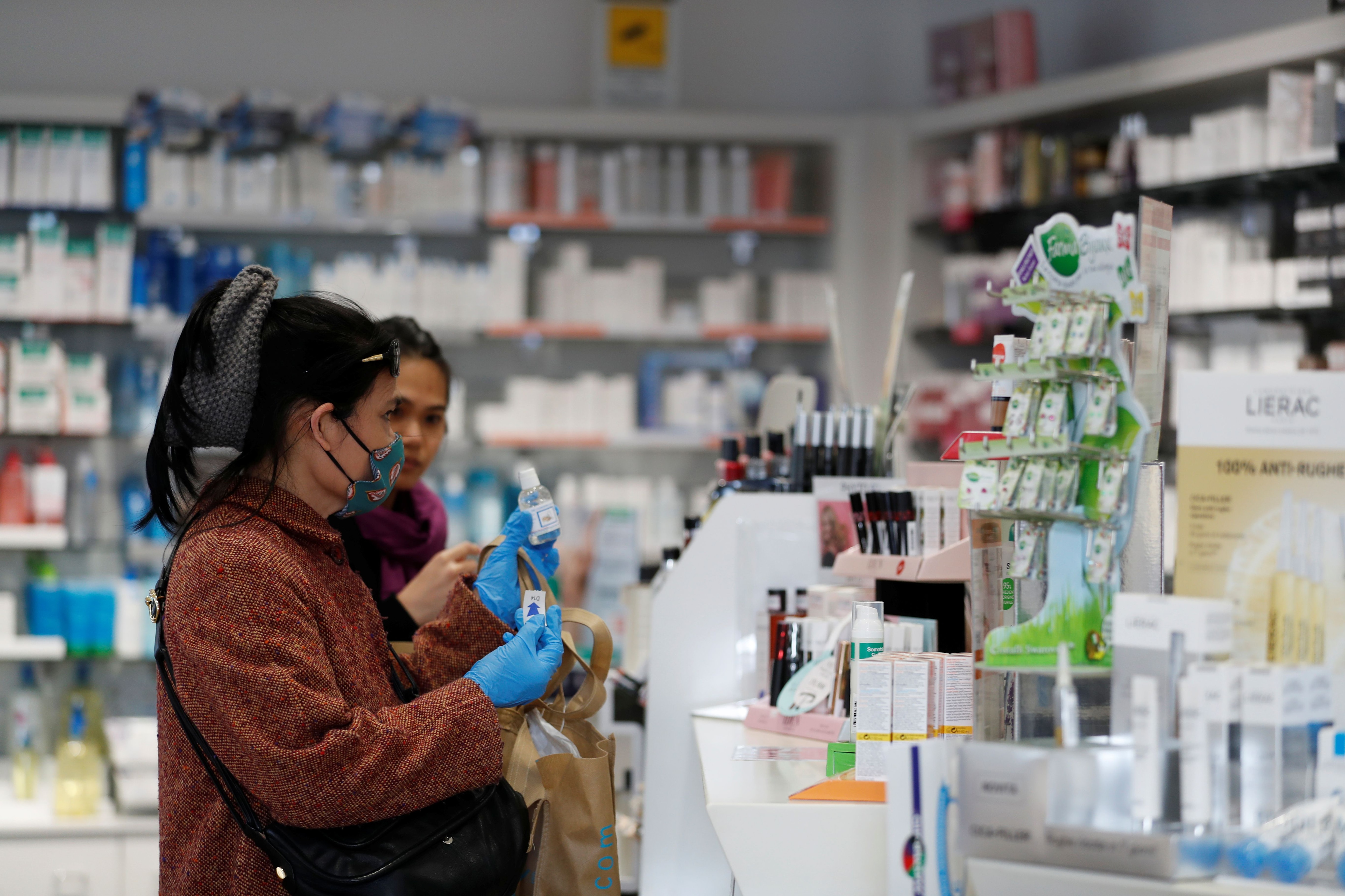 Las farmacias que cuenten con laboratorios habilitados van a poder fabricar estos productos. (Reuters/Yara Nardi)