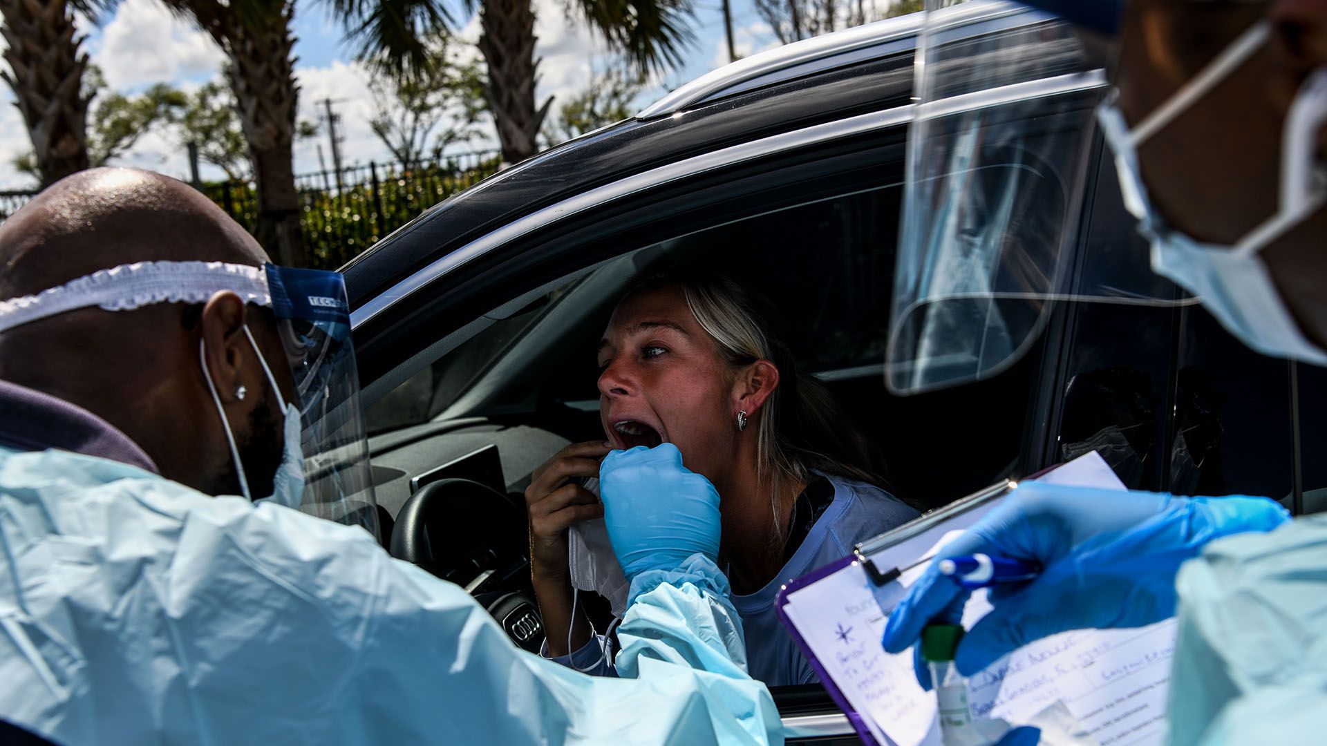 Las autoridades sanitarias de Miami proporcionan pruebas a la población para comprobar si contrajeron coronavirus (Lynne Sladky -AP- y Chandan Khanna -AFP-)