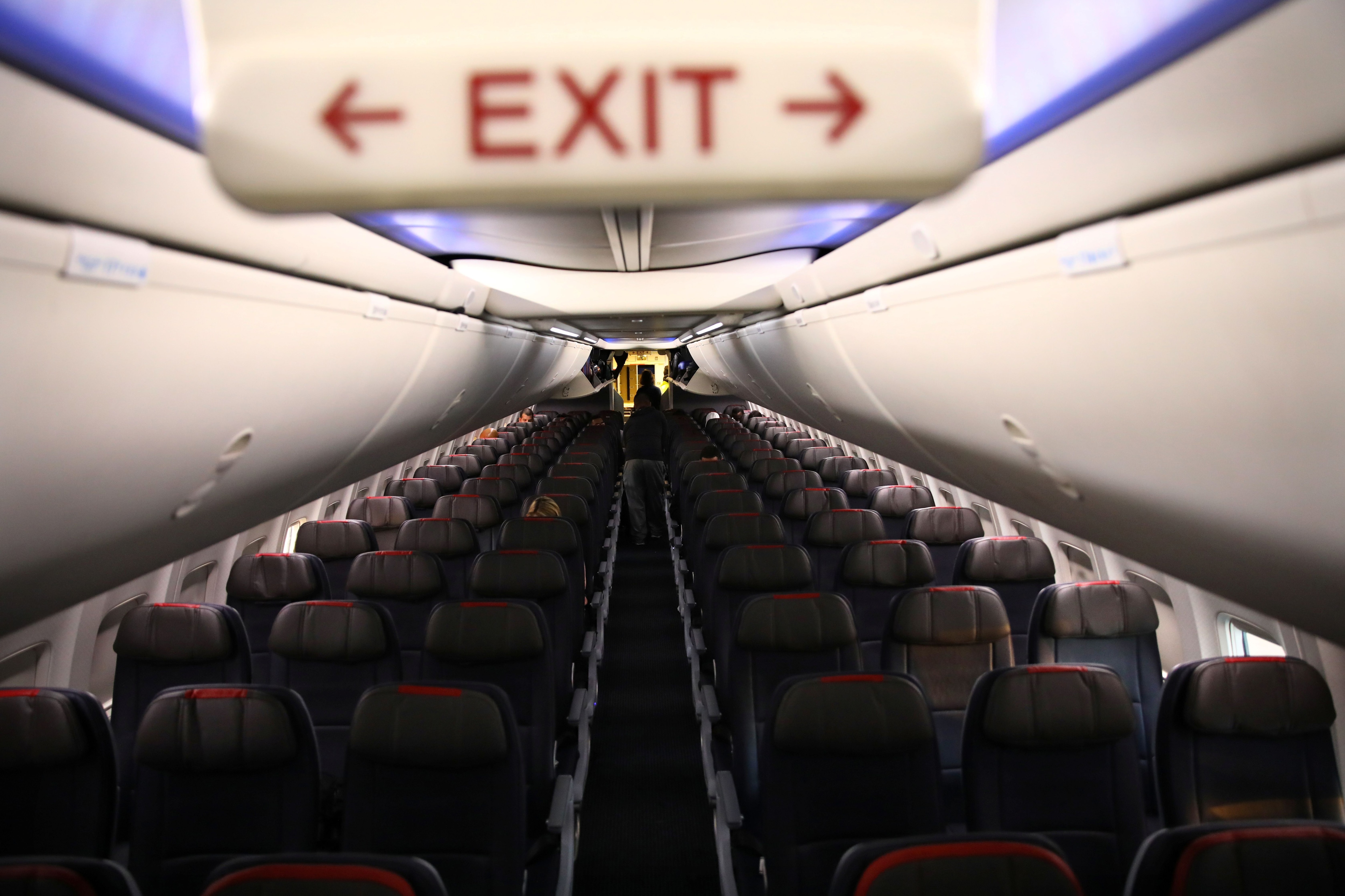 Un vuelo de American Airline prácticamente vacío: las aerolíneas están sufriendo fuertes consecuencias económicas por el coronavirus (REUTERS / Carlos Barria)