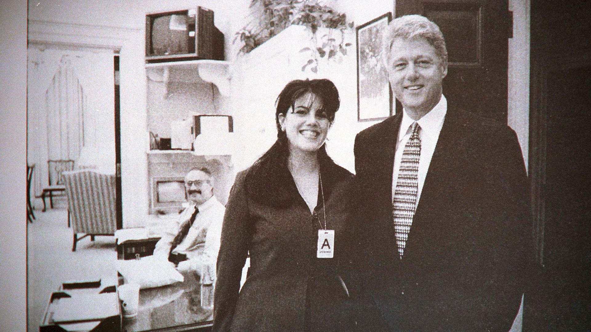 Bill Clinton junto a Monica Lewinsky, quien ingresó en 1995 a trabajar en la Casa Blanca como becaria (Globe Photos/Mediapunch/Shutterstock)