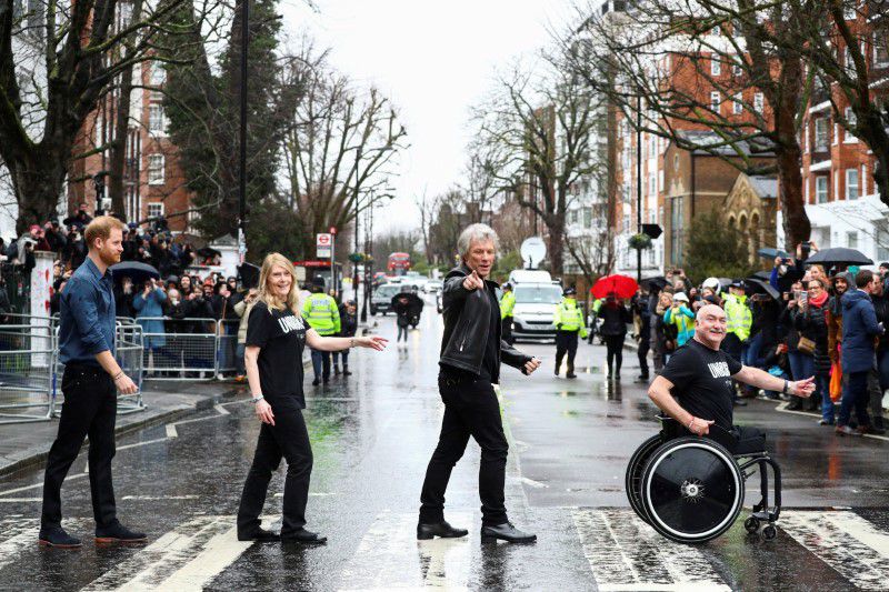 FOTO DE ARCHIVO. El príncipe Enrique, Jon Bon Jovi y dos miembros del coro del Reino Unido caminan por el famoso paso de cebra que The Beatles cruzaron, durante una visita a los estudios Abbey Road en Londres, Reino Unido. 28 de febrero de 2020. REUTERS/Hannah McKay/Pool.