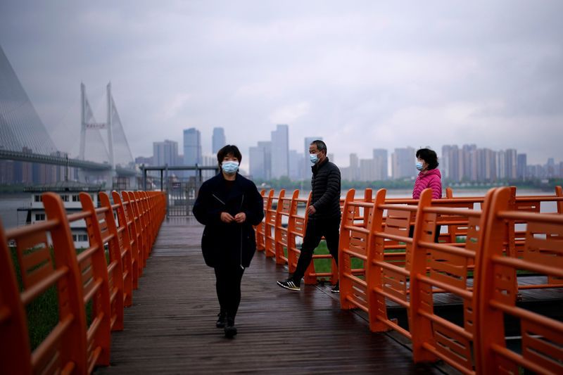 Personas con mascarillas caminan, en Wuhan, provincia de Hubei, el epicentro del brote de coronavirus (COVID-19) en China, el 29 de marzo, 2020. REUTERS/Aly Song