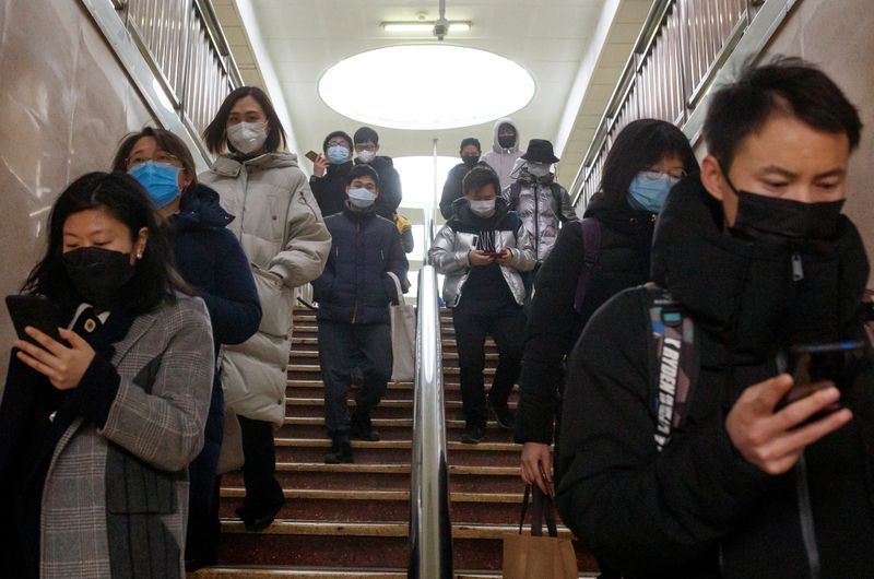 Personas con máscaras faciales en una estación de metro en Pekín, China, 10 de marzo de 2020. REUTERS/Thomas Peter