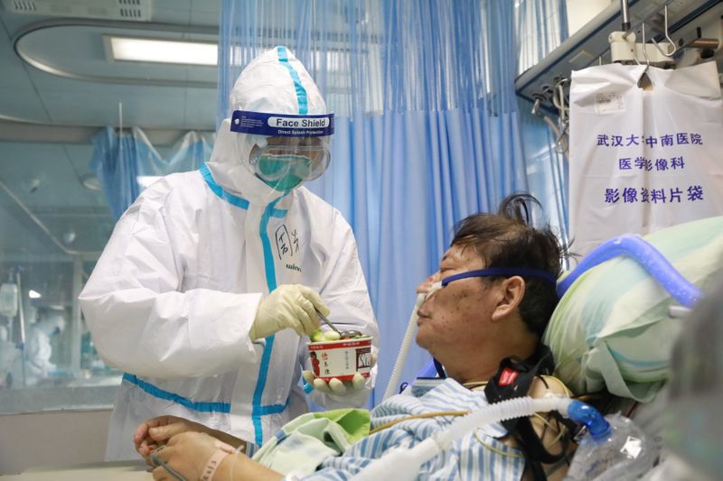 Foto del sábado de una enfermera tratando a un paciente en el Hospital Zhongnan Hospital de la Wuhan University, en Wuhan, provincia de Hubei. Feb 8, 2020. China Daily via REUTERS ATENCIÓN EDITORES, ESTA IMAGEN FUE PROVISTA POR UNA TERCERA PARTE, PROHIBIDA SU PUBLICACIÓN EN CHINA.