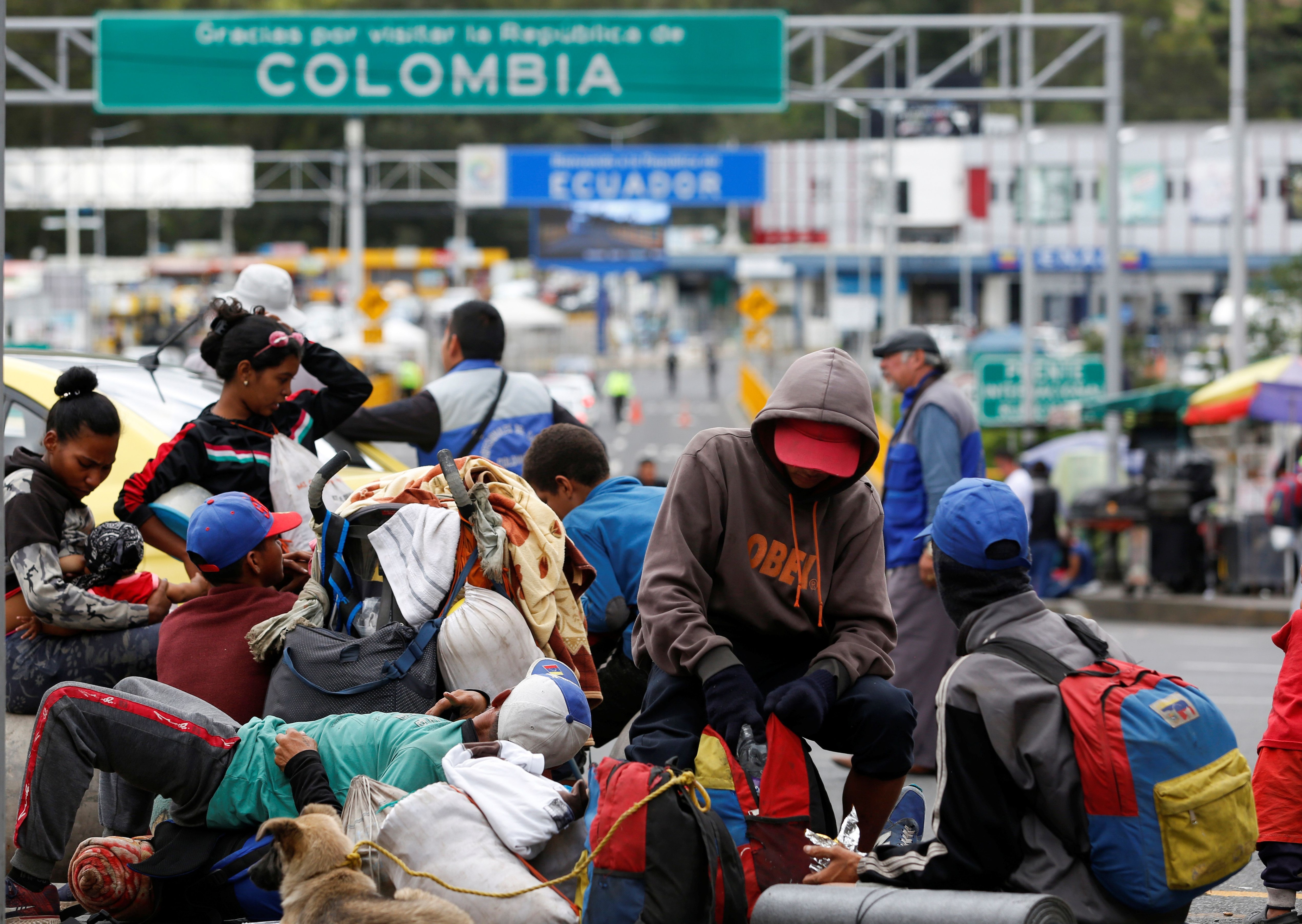 Un grupo de venezolanos espera para cruzar la frontera entre Colombia y Ecuador. REUTERS/Daniel Tapia