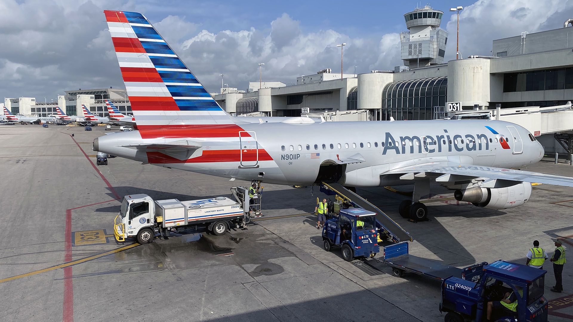 Un avión de American Airlines en el aeropuerto internacional de Miami. La industria aeronáutica es una de las más afectadas por la pandemia (Daniel Slim/ AFP)