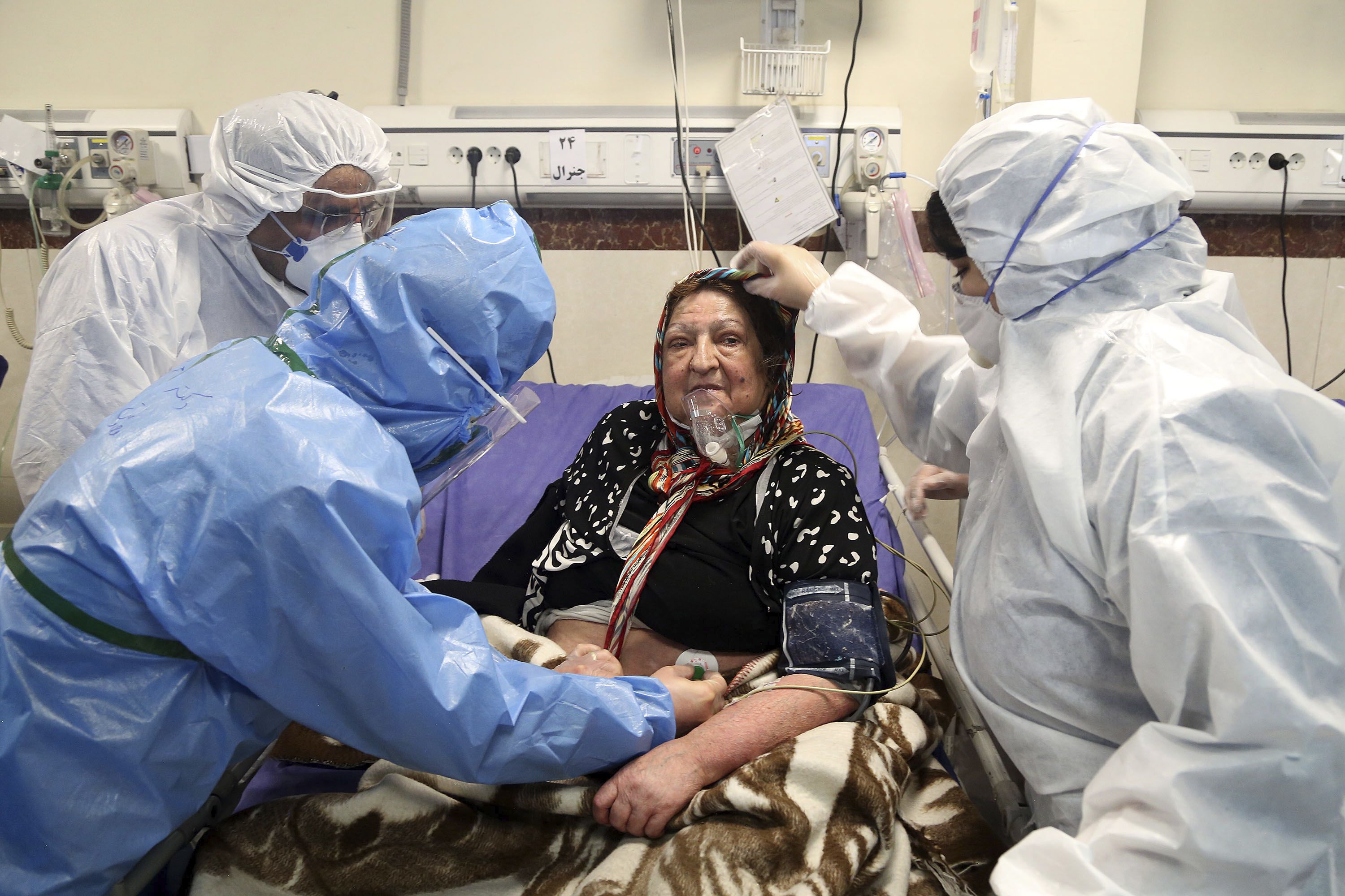 Médicos atienden a una paciente en Teherán (AP Photo/Mohammad Ghadamali)