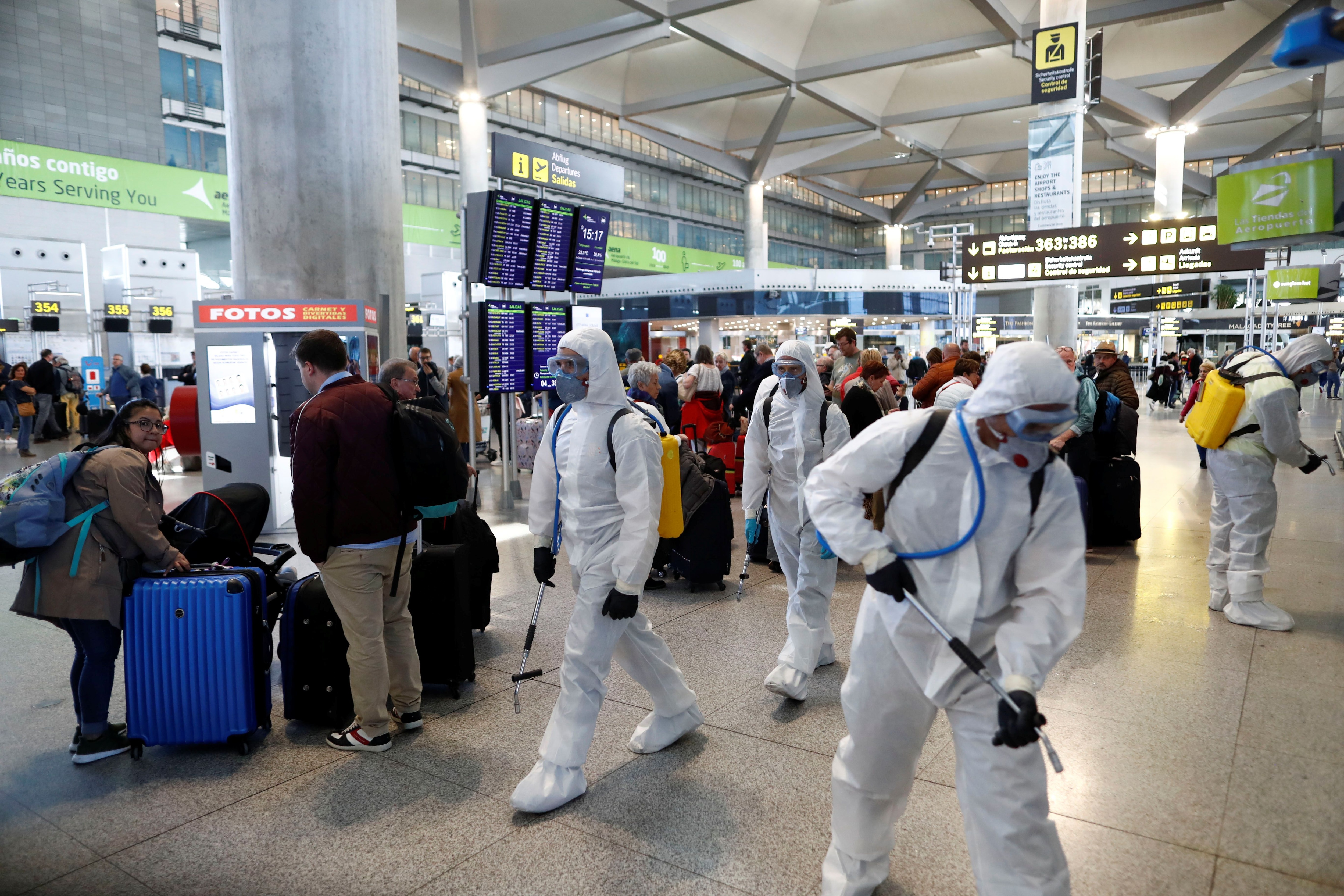 Desinfección en el Aeropuerto de Málaga, España (Reuters)