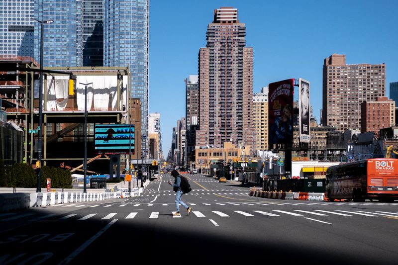 Una calle vacía en Manhattan tras el brote de coronavirus en la ciudad de Nueva York, EEUU, el 15 de marzo de 2020. REUTERS/Jeenah Moon