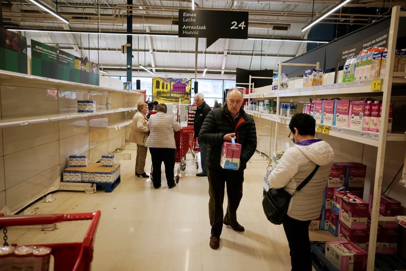 Un hombre compra leche en un supermercado, en medio de las preocupaciones por el brote de coronavirus, en Guernica, País Vasco, España. 13 de marzo de 2020. REUTERS/Vincent West.