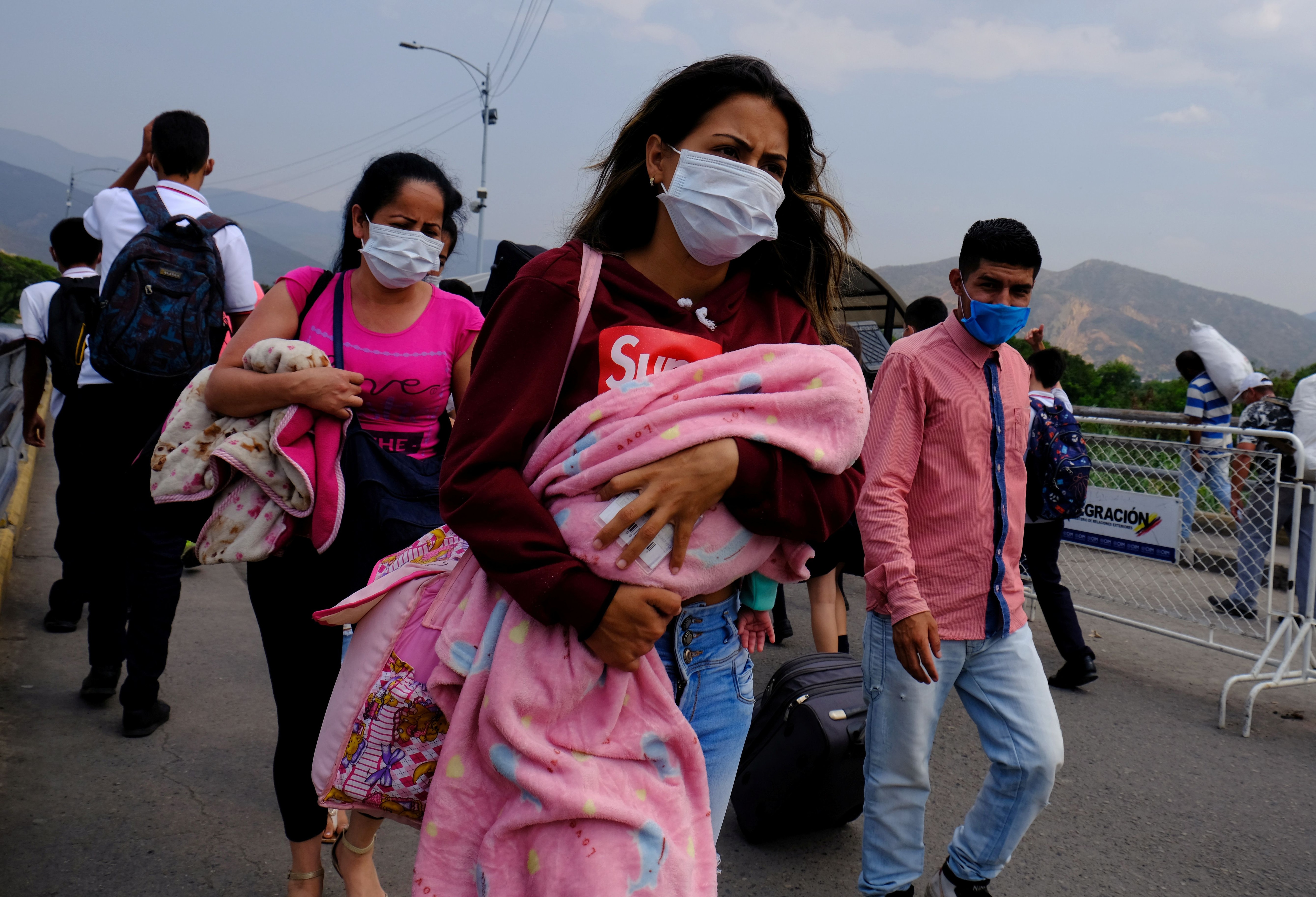 Una mujer con barbijo camina por un paso fronterizo entre Venezuela y Colombia (REUTERS/Ferley Ospina)
