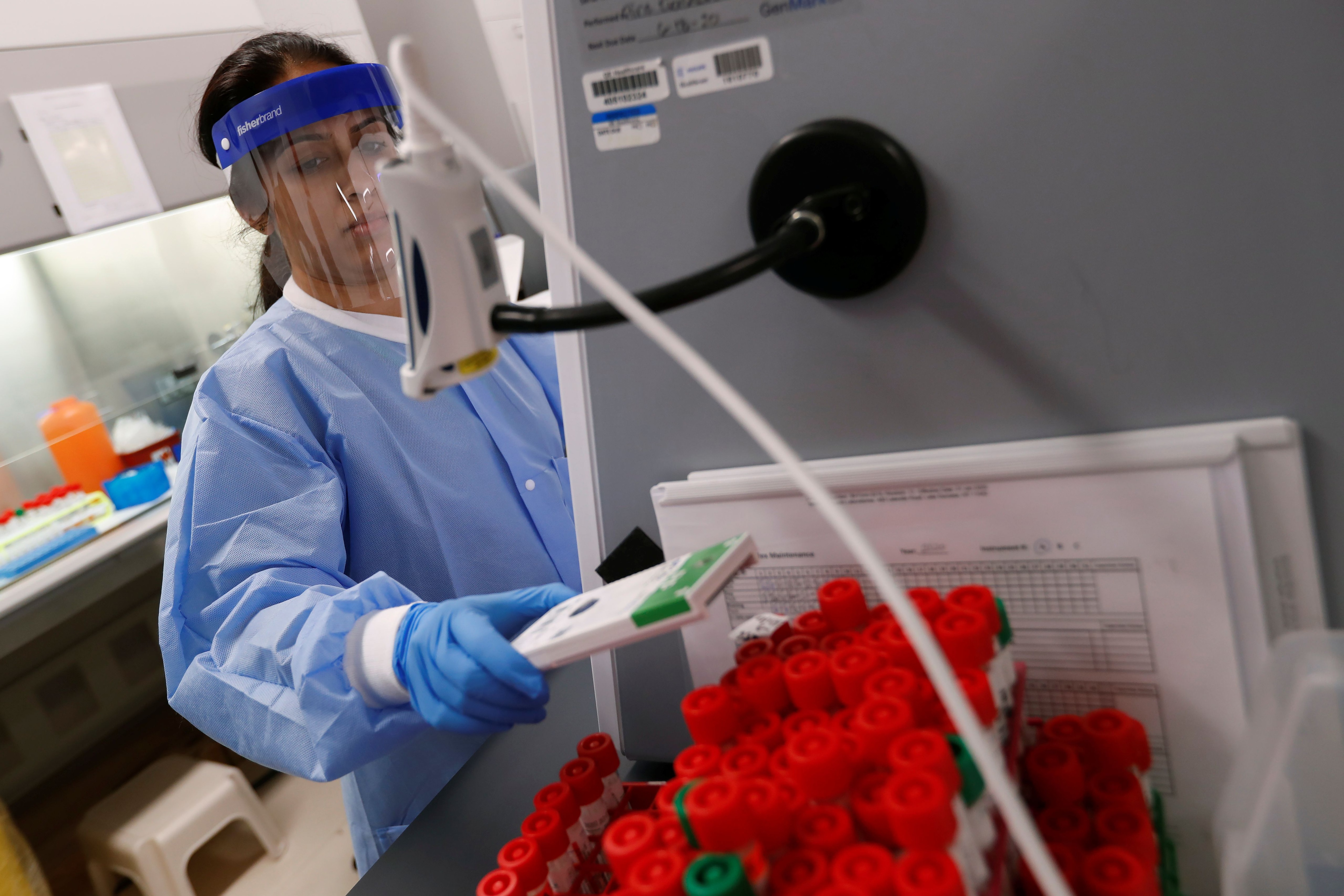 El laboratorio Northwell Health Labs, en Estados Unidos, donde se prueba un test para diagnosticar el coronavirus (REUTERS/Shannon Stapleton)