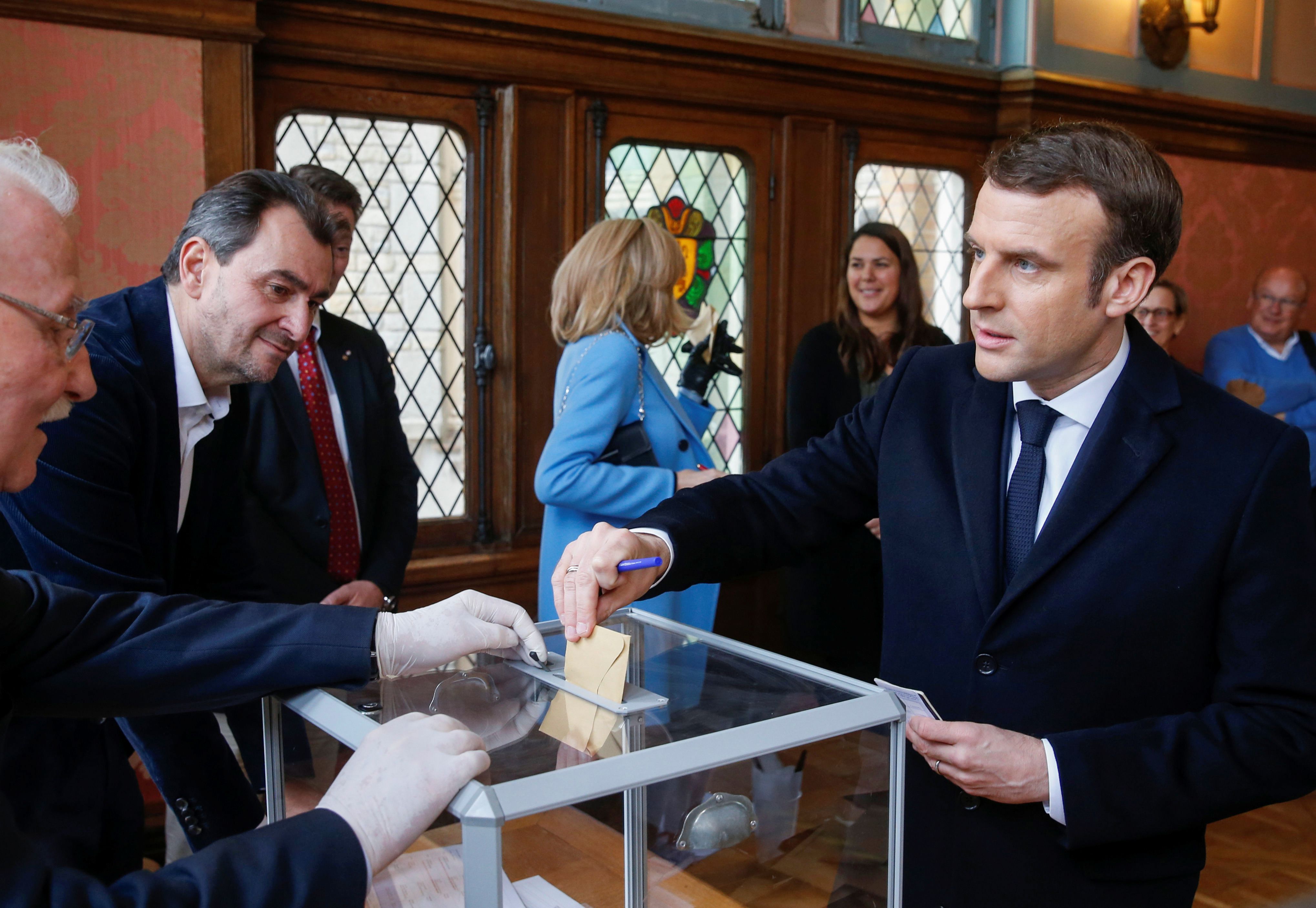 La votación de Emmanuel Macron, criticado por no suspender los comicios (Reuters)