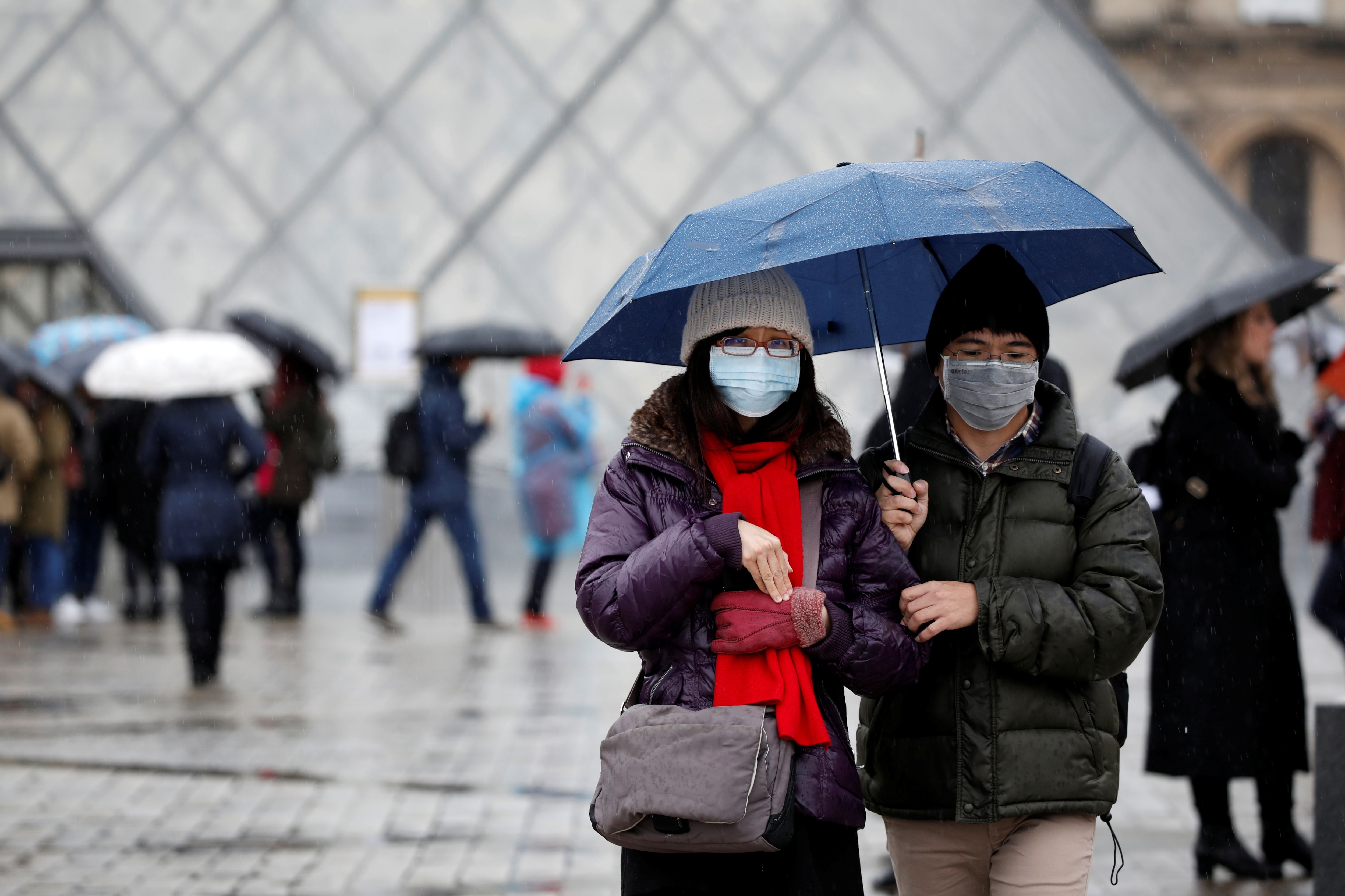 Turistas en París (Reuters)