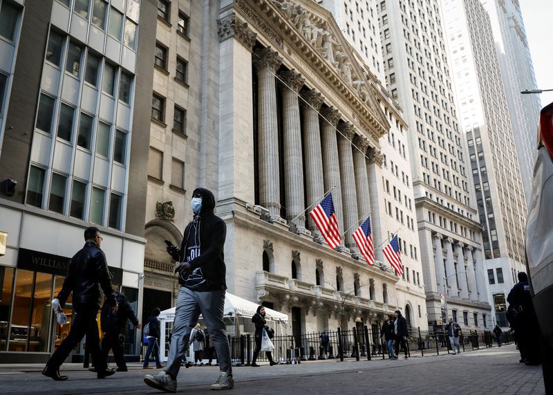 Un hombre lleva una máscara mientras camina cerca de la Bolsa de Valores de Nueva York (NYSE) en el distrito financiero de la ciudad de Nueva York (Reuters)